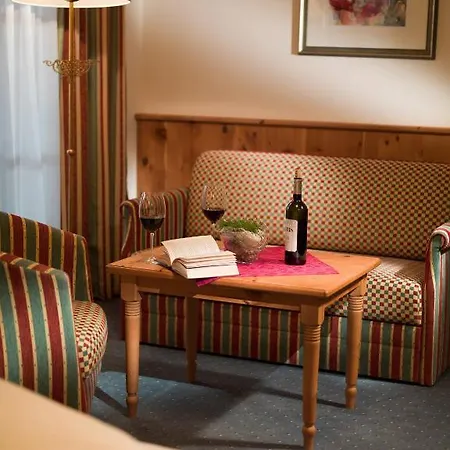 Waidringer Hof 4 Sterne Superior Otel